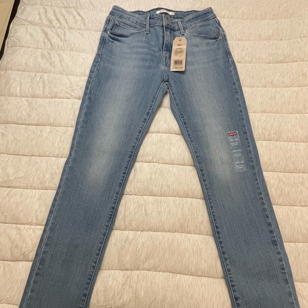New W/tags Women’s Mid Rise Skinny Levi’s 29x32